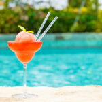 Feestelijk zomerdrankje cocktail rietje zwembad